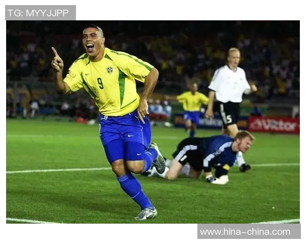 中超激战：AC米兰小胜曼联红牌争议引发全场热议与十大精彩进球回顾