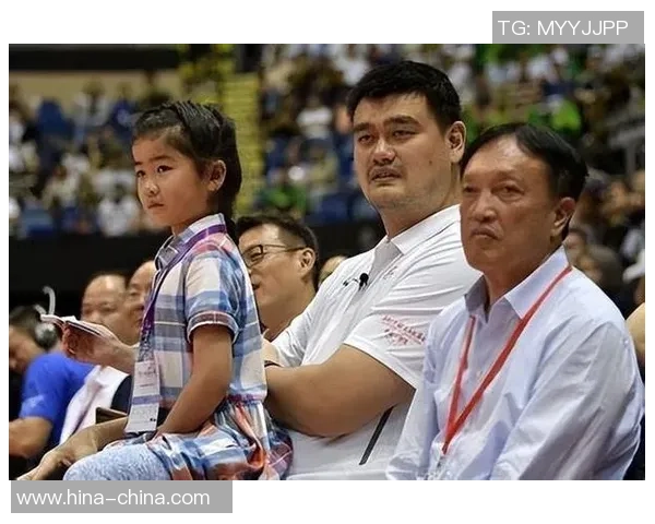 姚明在球场上偶遇劳拉，两位巨星的友谊故事引发热议