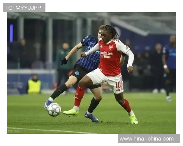 足总杯激战：AC米兰与曼城战成平局神奇扑救引发全场欢呼与转会传闻